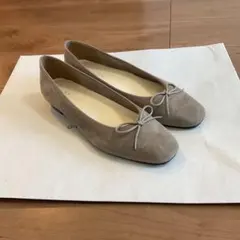 グレー スエード リボン付き フラットシューズ