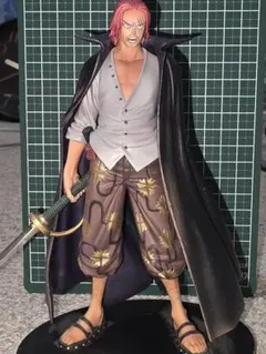 BANDAIの赤髪のシャンクスのフィギュア
