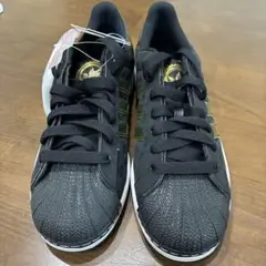 adidasブラック スリーストライプ スニーカー