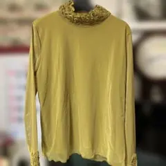 イエローフリルハイネック長袖トップス