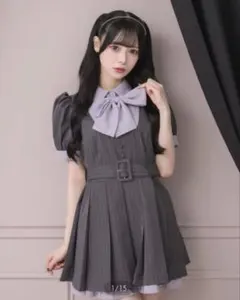 pium リボンタイ付きプリーツミニワンピース - ブラックストライプ