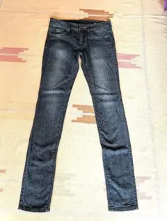 アースミュージック ダークブルー スキニーデニム 後ろポケット付き