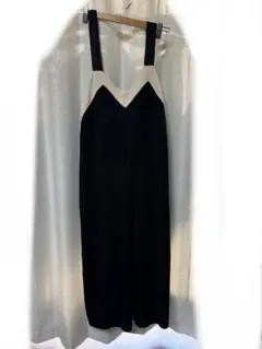 黒とベージュのVネックロングサロペット