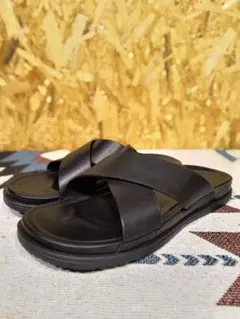 UGG アグ　 レザー クロスストラップ サンダル ブラックのサムネイル