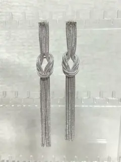 【最終値下】シルバー タッセル付きノットデザインピアス　キラキラ　揺れるロング