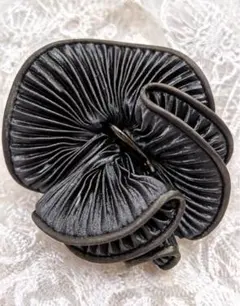 フリルデザイン 黒 ヘアクリップ