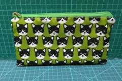 ハチワレ　ネコちゃん柄 ペタンコポーチ　ハンドメイド