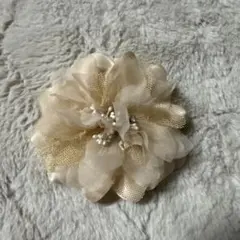 花型コサージュブローチ ベージュ パール付き