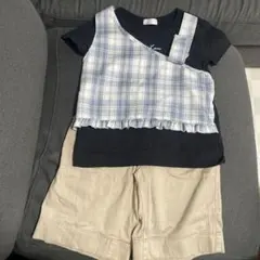 黒いTシャツとベージュショートパンツセット