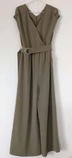 最終セール！美品SLOBEIENAオールインワンカーキベルトVネックワイドパンツのサムネイル