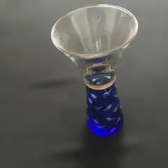 青い葉模様のガラス花瓶