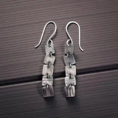 スクエアモチーフ ロングピアス シルバー調 モード系 大人 スクエア連結ピアス