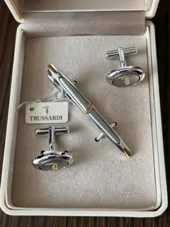 【新品未使用】TRUSSARDI ネクタイピン カフス　シルバーゴールドのサムネイル