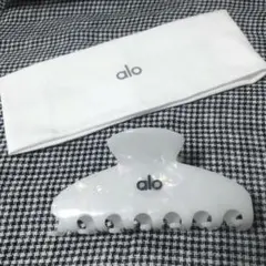 alo yoga 90's Claw Clip ホワイトパール ヘアクリップ - メルカリ