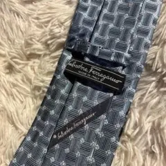 Salvatore Ferragamo シルクネクタイ大剣先9.5センチ￼高級感