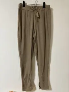 リブ編み ベージュ カジュアルパンツ　ユニクロ　ジーユー　ジェイダ　NIKE