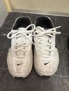 Nike ホワイト/ブラック スニーカー　イニシエーター25