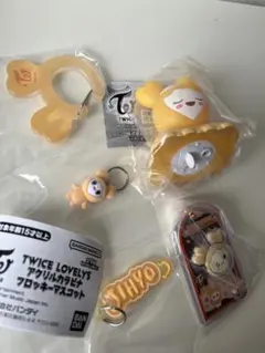 新品TWICEジヒョ3点セット！キーホルダーおやすみライトチョコチャームジブリー