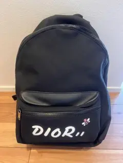 Dior × Kaws ディオール　カウズ　リュック ディオール、キム・ジョーンズによるメンズ新作 - KAWSの“BEE