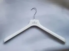 MONCLER　モンクレール　ホワイトプラスチックハンガーのサムネイル