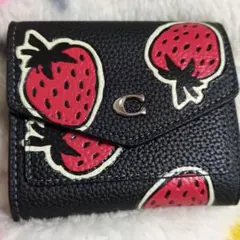 コーチいちご柄財布
