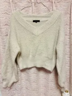 riendaショート丈 オフホワイト Vネック ニット