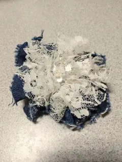 デニムとレースの花形コサージュ