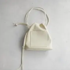 新品タグ付き　AURALEE × AETA 巾着ショルダーバッグ　クリーム色 新品タグ付き AURALEE × AETA 巾着ショルダーバッグ クリーム色 - メルカリ