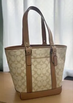 COACH ロゴ入りベージュトートバッグ・カゴバッグ