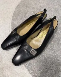 サルヴァトーレ・フェラガモ ブラック レザーパンプス