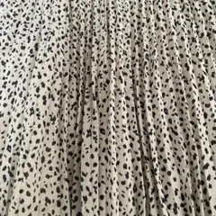 G U スカート　プリーツ加工　ベージュ柄