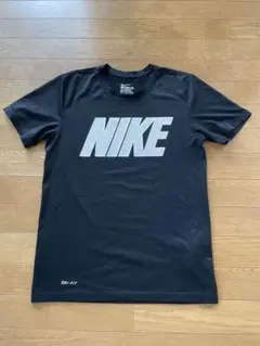NIKE ブラックTシャツ