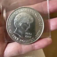イギリス 銀貨 チャールズ国王 エリザベス女王 ダイアナ妃 デザイン 