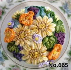 No.665 刺繍ブローチ　ハンドメイド　くるみボタン