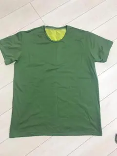 オリーブグリーン Tシャツ