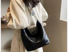 ブラックショルダーバッグ A4サイズ対応