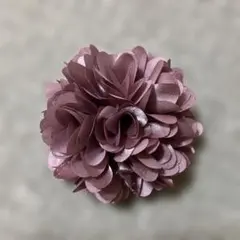 薄紫色の花形コサージュ
