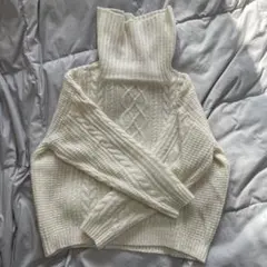 アイボリー ケーブルニット ハイネック セーター