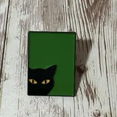 覗く黒猫のピンブローチ　ピンバッジ　A