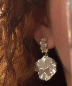 花びらデザインのホワイトピアス　ウェディング