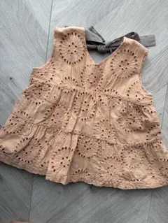 90 petit main 刺繍フリルVネックシャツ