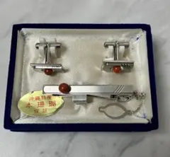 沖縄特産★本珊瑚ネクタイピン＆カフスボタン　シルバー色　箱