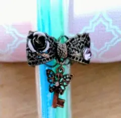 ANNA SUI　リボンとバラのアンティーク調チャーム付きリング