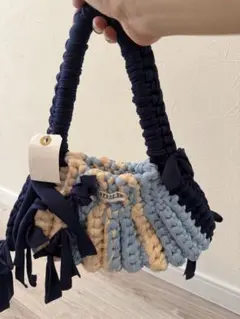 編み込みデザイン ハンドバッグ 青と黒