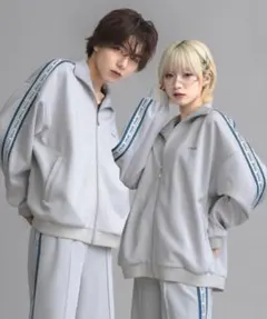 pium ダブルラインビジュープリントジップスウェット ホワイト - メルカリ