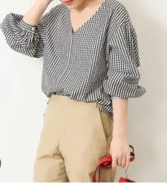 Spick & Span ギンガムチェックVネックブラウスのサムネイル