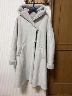 S.J.FERRY フェイクムートンコートレディース　フード付き ボア グレー系