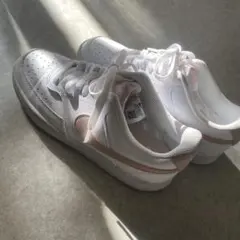 Nike ホワイト ピンク スキーカーピンクでとてもかわいい！履き心地もいい！