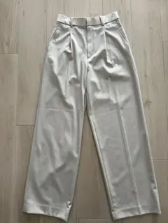 UNIQLO ホワイトパンツ