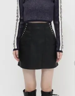 フェイクレザー　スタッズ　ミニスカート